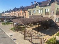 Навес из гибкой черепицы арочный у дома для машины