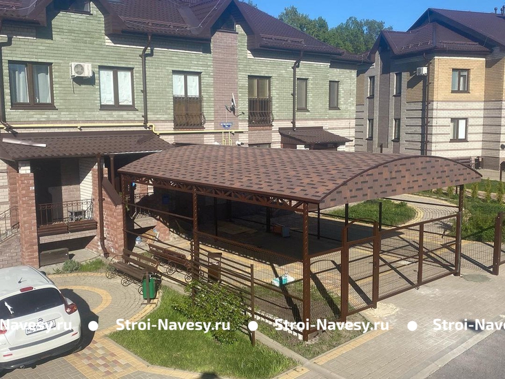 Навес из гибкой черепицы арочный у дома для машины