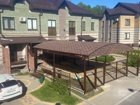 Навес из гибкой черепицы арочный у дома для машины