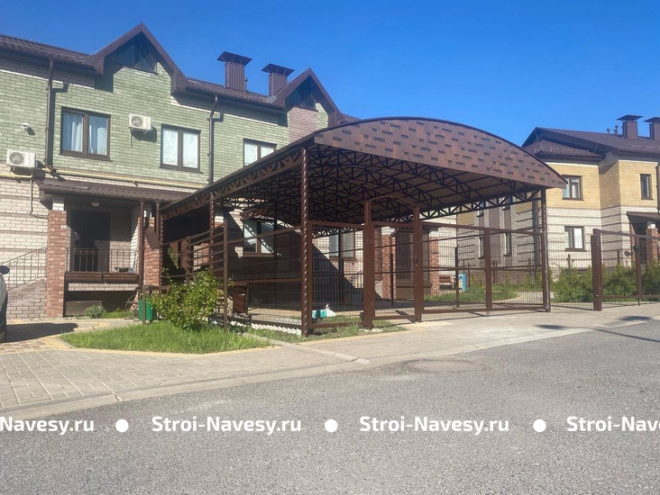 Навес из гибкой черепицы арочный у дома для машины