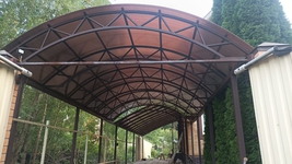 Навес из коричневого поликарбоната для машины арочный