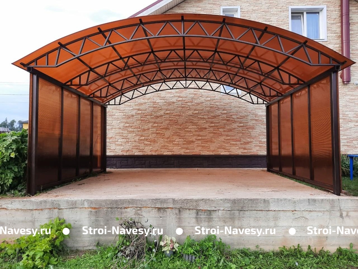Навес из оранжевого поликарбоната закрытый арочный для дачи