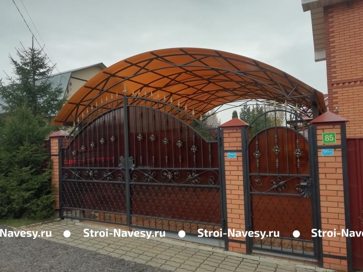 Навес из оранжевого поликарбоната арочный для автомобилей