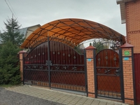 Навес из оранжевого поликарбоната арочный для автомобилей