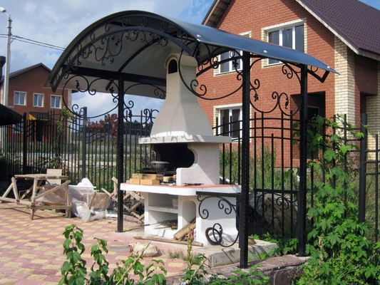 Навес из поликарбоната арочный с элементами ковки для мангальной зоны на даче Навес из поликарбоната арочный с элементами ковки для мангальной зоны на даче