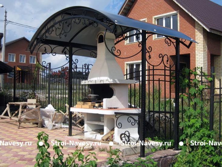 Навес из поликарбоната арочный с элементами ковки для мангальной зоны на даче Навес из поликарбоната арочный с элементами ковки для мангальной зоны на даче
