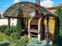 Навес из поликарбоната с кованными элементами арочный для мангальной зоны дачи