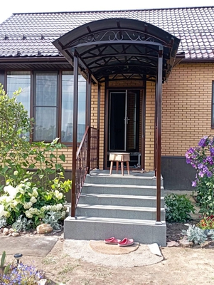 Навес-козырек из поликарбоната арочный для крыльца Навес-козырек из поликарбоната арочный для крыльца