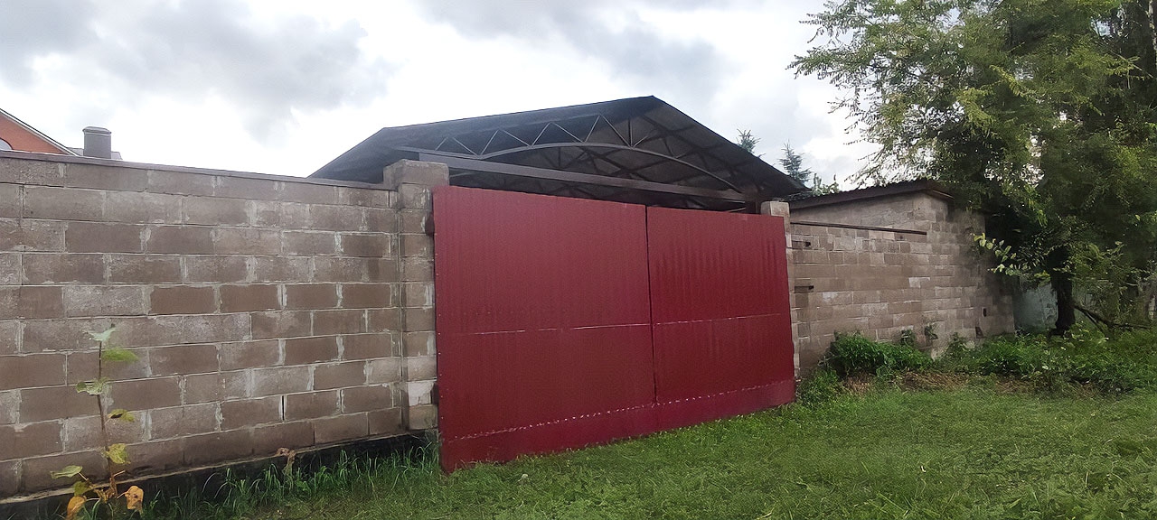 Двускатный навес с поликарбонатом для автомобиля Арочный автонавес двойной с поликарбонатом