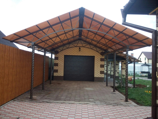 Навес из поликарбоната двускатный для авто Навес из поликарбоната двускатный для авто