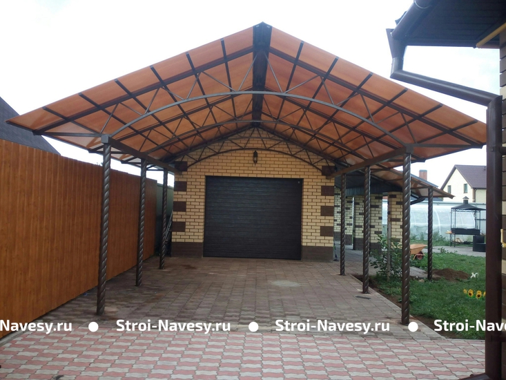 Навес из поликарбоната двускатный для авто Навес из поликарбоната двускатный для авто