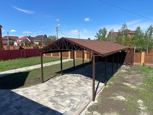 Навес из металлочерепицы двускатный коричневый для одного авто Навес из металлочерепицы двускатный коричневый для одного авто
