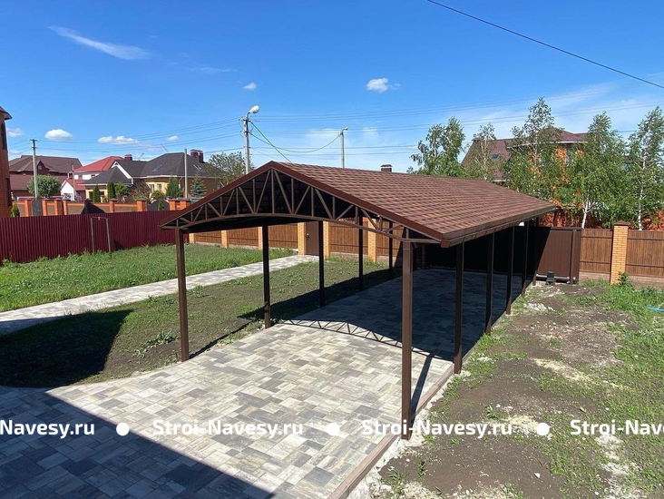 Навес из металлочерепицы двускатный коричневый для одного авто Навес из металлочерепицы двускатный коричневый для одного авто