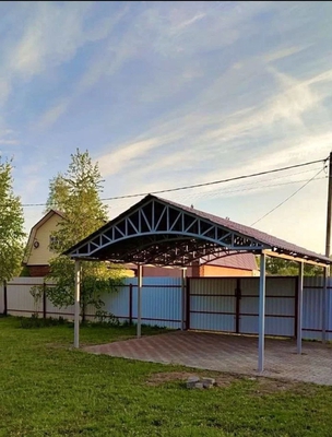 Навес с металлочерепицей двускатный серый для одного авто Навес с металлочерепицей двускатный серый для одного авто