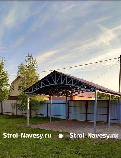 Навес с металлочерепицей двускатный серый для одного авто Навес с металлочерепицей двускатный серый для одного авто