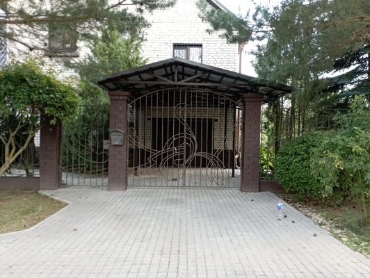 Навес из профильной трубы и профнастила двускатный для авто пристрой к дому Навес из профильной трубы и профнастила двускатный для авто пристрой к дому