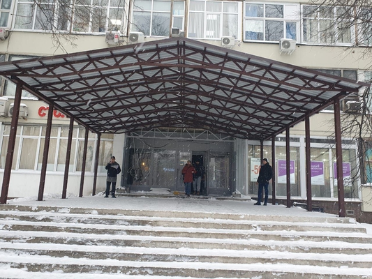 Навес из профильного листа двускатный пристрой к входной группе здания Навес из профильного листа двускатный пристрой к входной группе здания