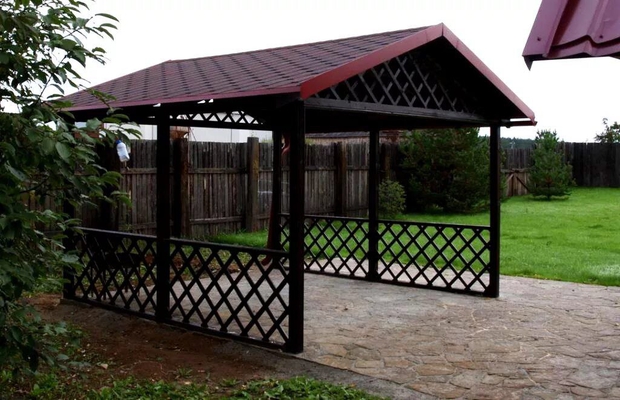 Навес из мягкой черепицы арочный двускатный для зоны отдыха с мангалом Навес из мягкой черепицы арочный двускатный для зоны отдыха с мангалом