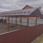 Навес из профильной трубы и профнастила двускатный на дачу