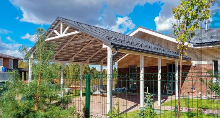 Навес автомобильный из металлочерепицы двускатный для дома (белые столбы)