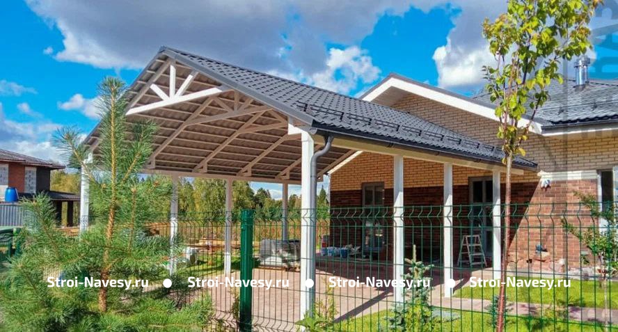 Навес автомобильный из металлочерепицы двускатный для дома (белые столбы)