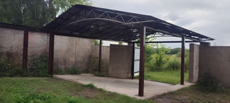Навес из поликарбоната двускатный для двух машин для дачи