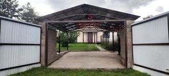 Навес из поликарбоната двускатный для двух машин для дачи