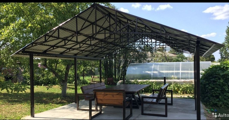 Навес из профлиста двускатный для зоны отдыха мангала на даче Навес из профлиста двускатный для зоны отдыха мангала на даче