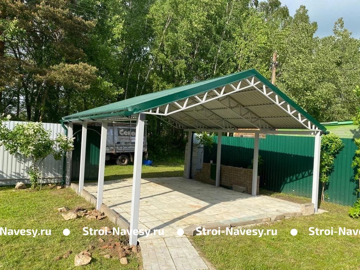 Навес двускатный автомобильный из профильной трубы и зеленого профнастила Навес двускатный автомобильный из профильной трубы и зеленого профнастила