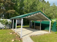 Навес двускатный автомобильный из профильной трубы и зеленого профнастила