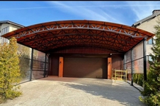 Навес из оранжевого поликарбоната и стали арочный для машины