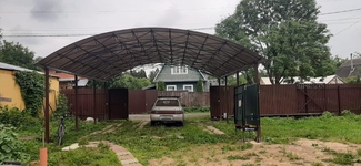 Навес для автомобиля из поликарбоната и металлопрофиля арочный