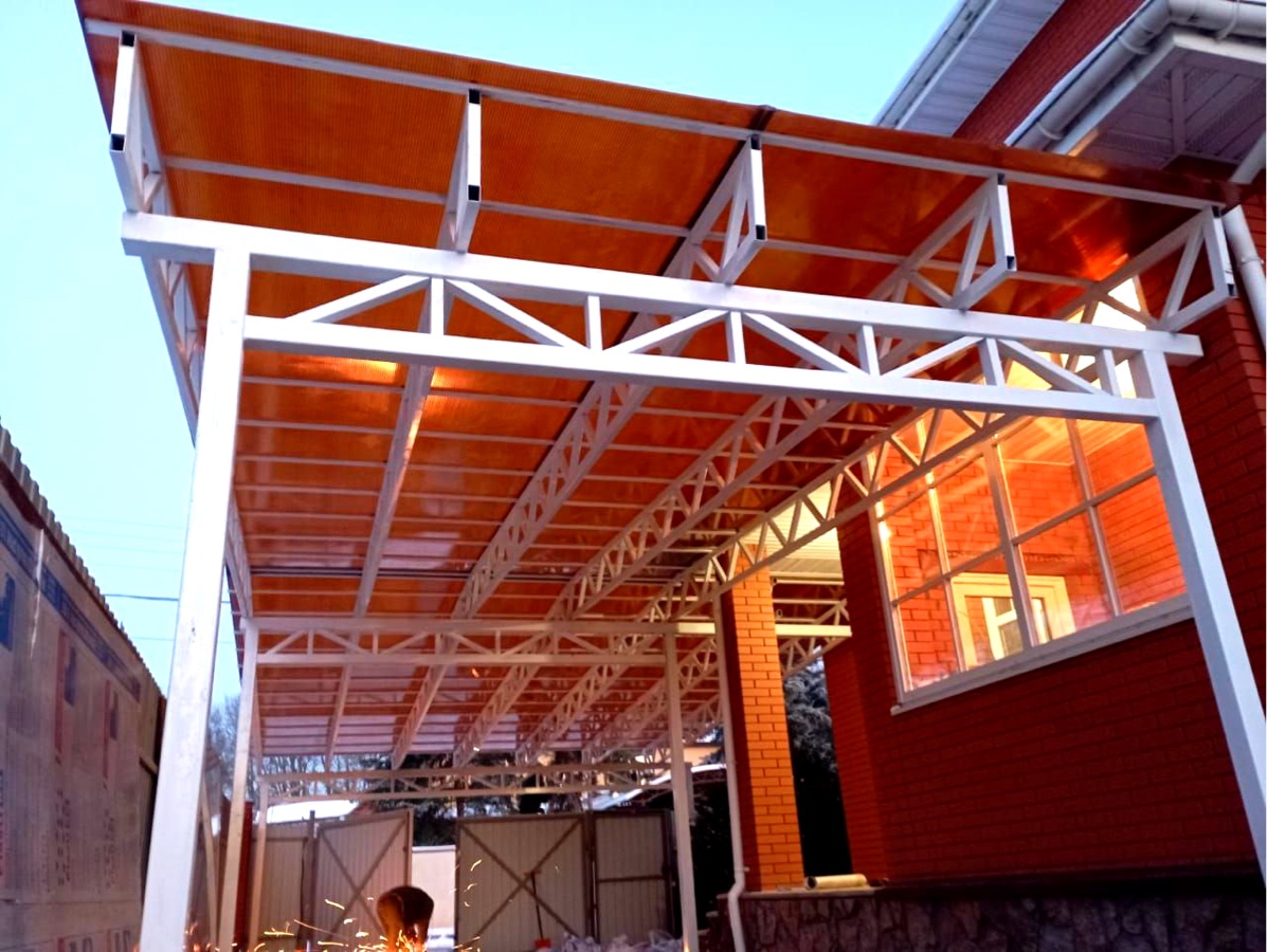 Двускатный навес с поликарбонатом для автомобиля