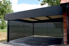 Навес из профлиста односкатный в стиле high-tech с боковыми панелями для автомобиля