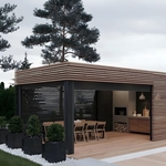 Современный односкатный навес «хай-тек» из поликарбоната для зоны отдыха пристроенный к дому