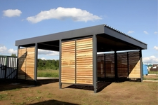 Навес из профнастила односкатный в стиле high-tech для дачной зоны отдыха и автомобилей