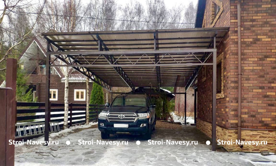 Навес из поликарбоната односкатный пристроенный к дому для автомобилей Навес из поликарбоната односкатный пристроенный к дому для автомобилей