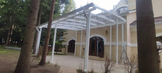 Навес из монолитного поликарбоната односкатный пристроенный к дому