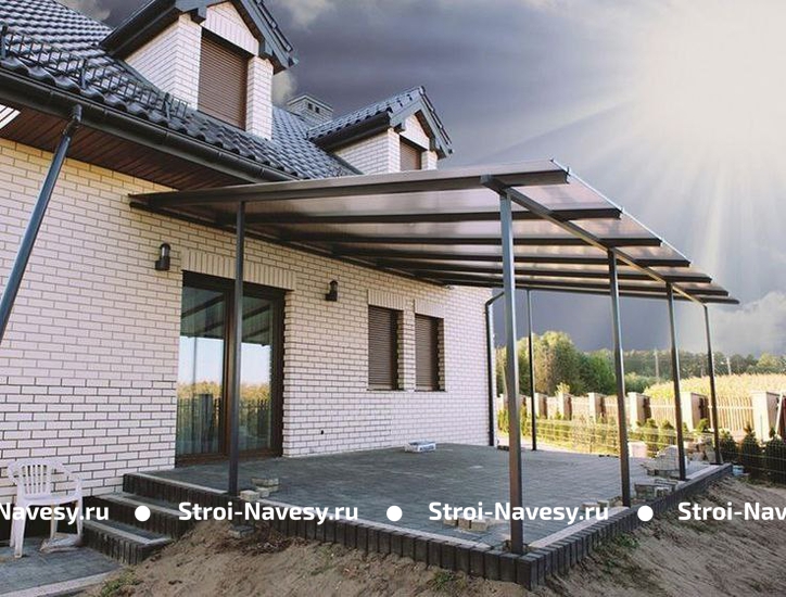 Навес из поликарбоната односкатный пристроенный над крыльцом у дома Навес из поликарбоната односкатный пристроенный над крыльцом у дома