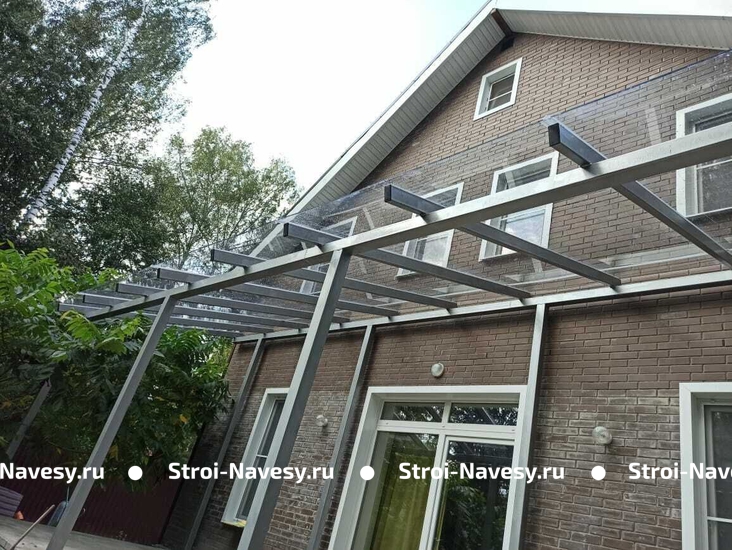 Навес из монолитного поликарбоната односкатный пристроенный к дому Навес из монолитного поликарбоната односкатный пристроенный к дому