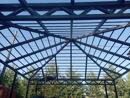 Навес из поликарбоната нестандартный с пирамидальной кровлей во дворе к дому Навес из поликарбоната нестандартный с пирамидальной кровлей во дворе к дому