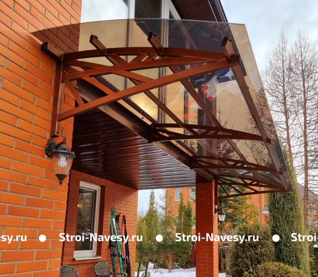 Навес козырек из монолитного поликарбоната полуарочный над входной группой