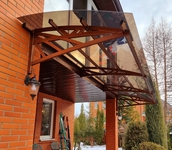 Навес козырек из монолитного поликарбоната полуарочный над входной группой