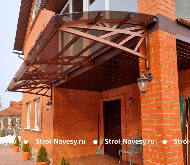 Навес козырек из монолитного поликарбоната полуарочный над входной группой