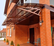 Навес козырек из монолитного поликарбоната полуарочный над входной группой