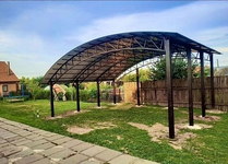 Навес из поликарбоната полуарочный для 2 и более авто