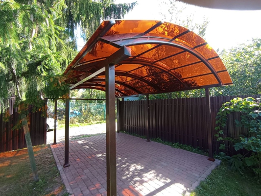 Навес из монолитного поликарбоната полуарочный для одного авто Навес из монолитного поликарбоната полуарочный для одного авто