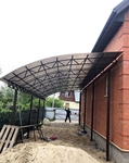 Навес из поликарбоната полуарочный пристрой к дому