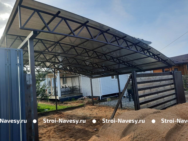 Навес из поликарбоната стальной полуарочный на дачу