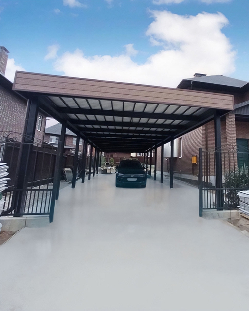 Современный автонавес с крышей из поликарбоната